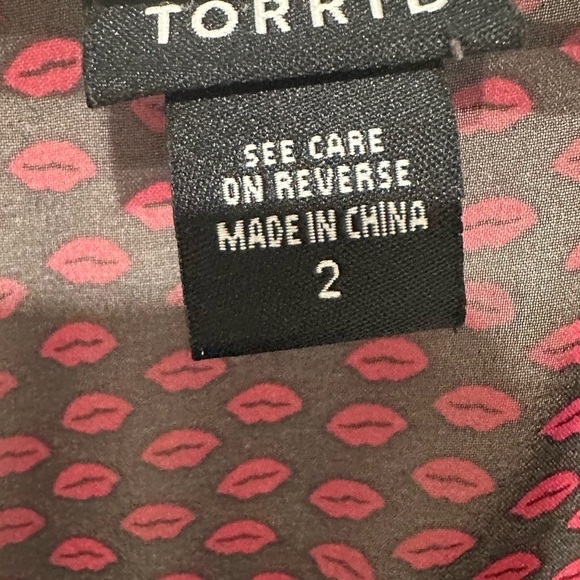Torrid Blouse‎ sheer black with pink kiss lips - Picture 4 of 4